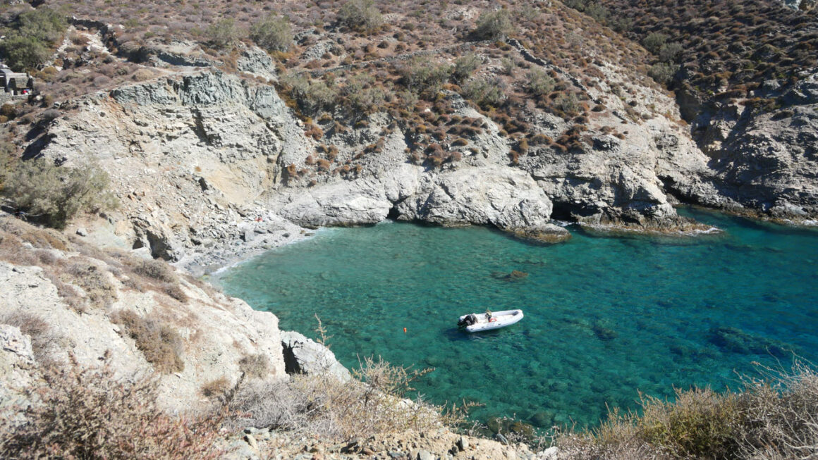 Paralia Ampeli, Folengandros
