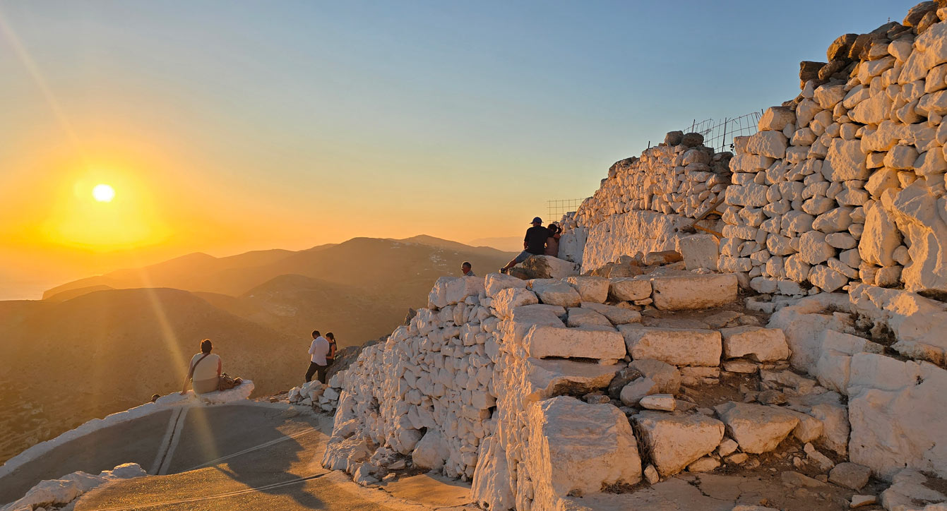 Les vues de Folegandros au coucher du soleil