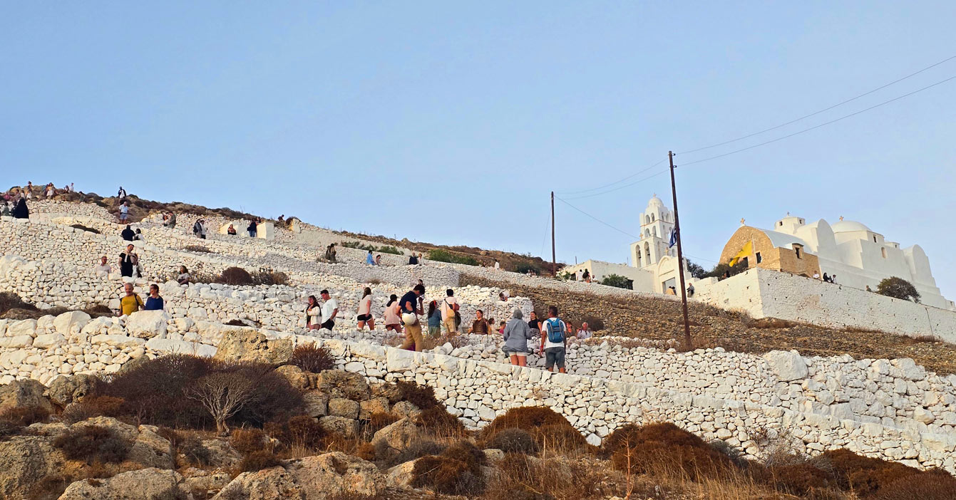 Eglise de Panagia à Folegandros au coucher du soleil : la montée en zig zag