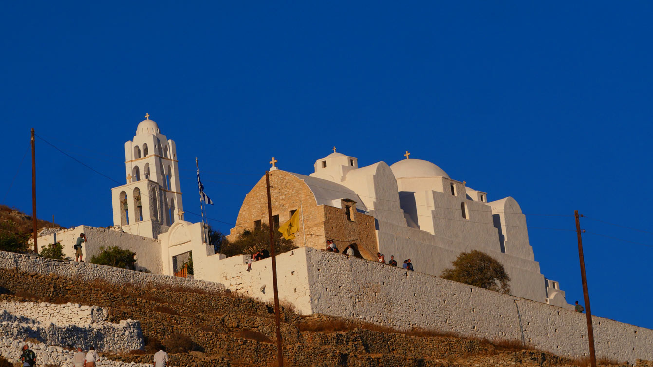 Eglise de Panagia à Folegandros au coucher du soleill