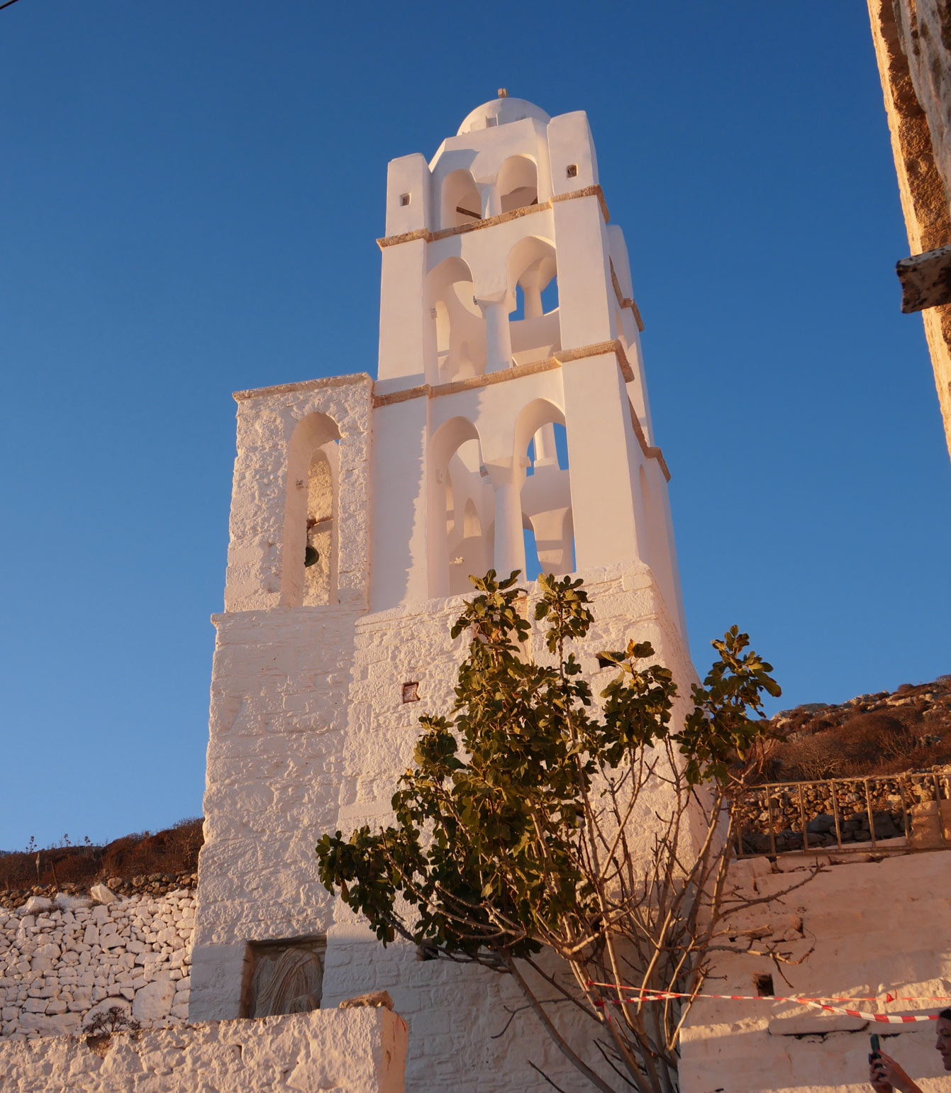 Eglise de Panagia à Folegandros au coucher du soleil