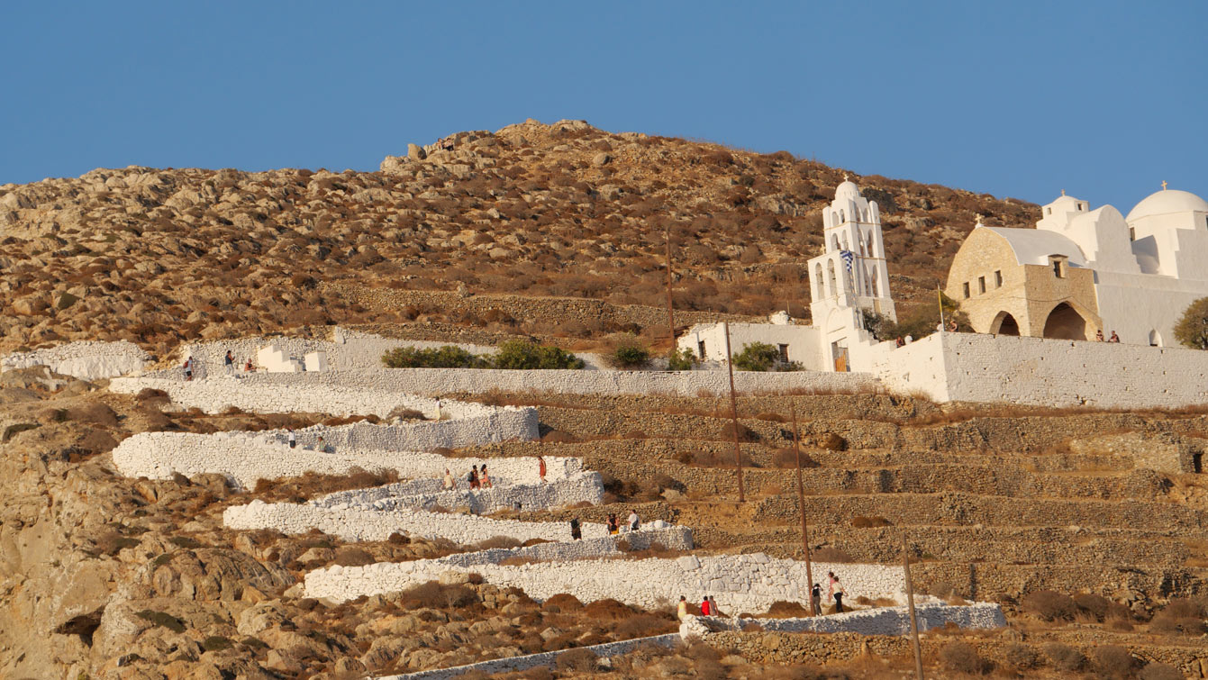 Eglise de Panagia à Folegandros au coucher du soleil : la montée en zig zag