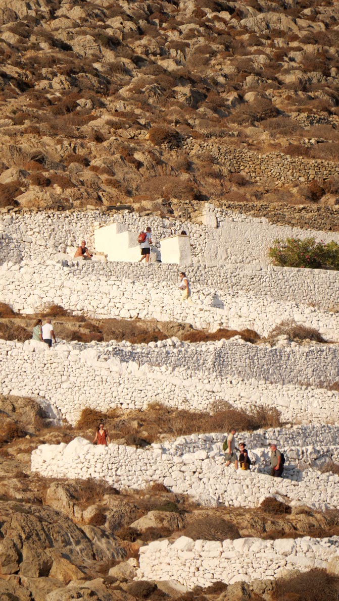 Eglise de Panagia à Folegandros au coucher du soleil : la montée en zig zag