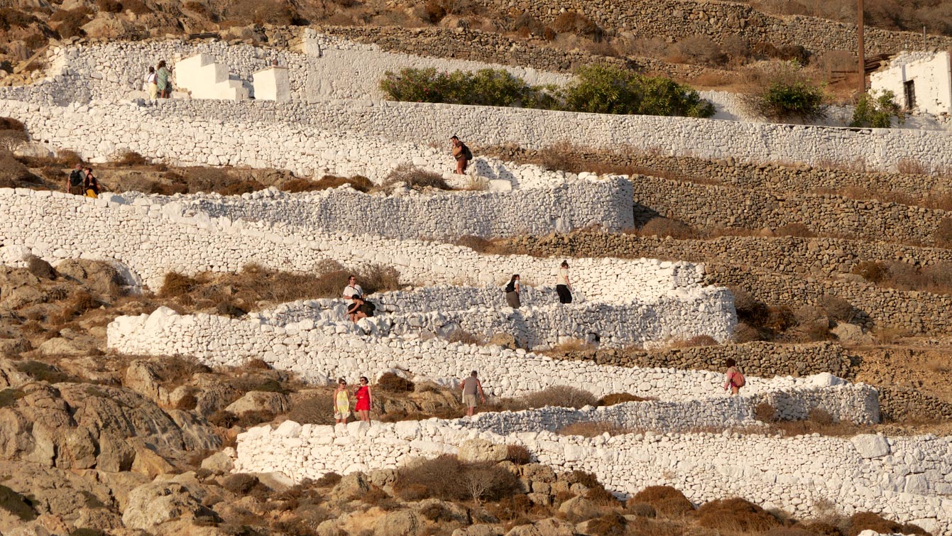 Eglise de Panagia à Folegandros au coucher du soleil : la montée en zig zag