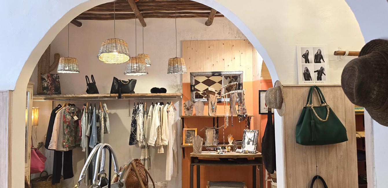Intérieur bohème-chic de Bo Boutik Mogador : mode, sacs et chapeaux à Essaouira