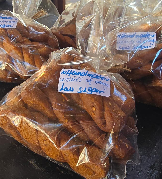 Biscuits maison à l'orange peu sucrés, emballés, à la cantine de plage de Kalotaritissa, Amorgos