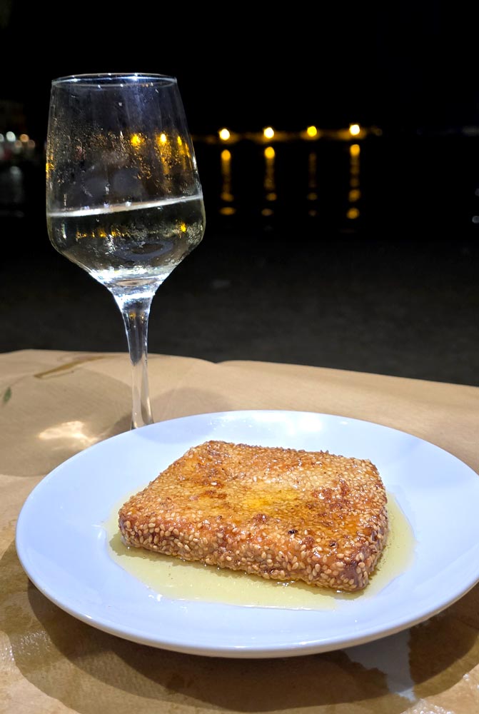 Feta grillée croustillante au sésame et au miel au restaurant Remezzo, plage d'Aegiali, Amorgos