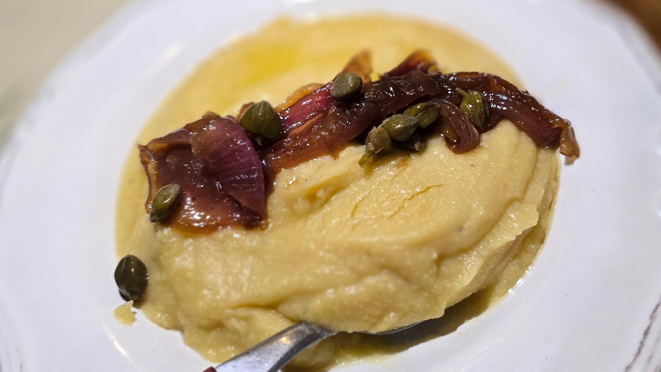 ava crémeuse aux oignons caramélisés au restaurant Brizolaki, Chora d'Amorgos