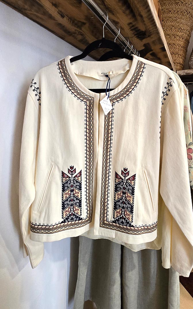 Veste bohème brodée main aux motifs berbères chez Bo Boutik Mogador, Essaouira