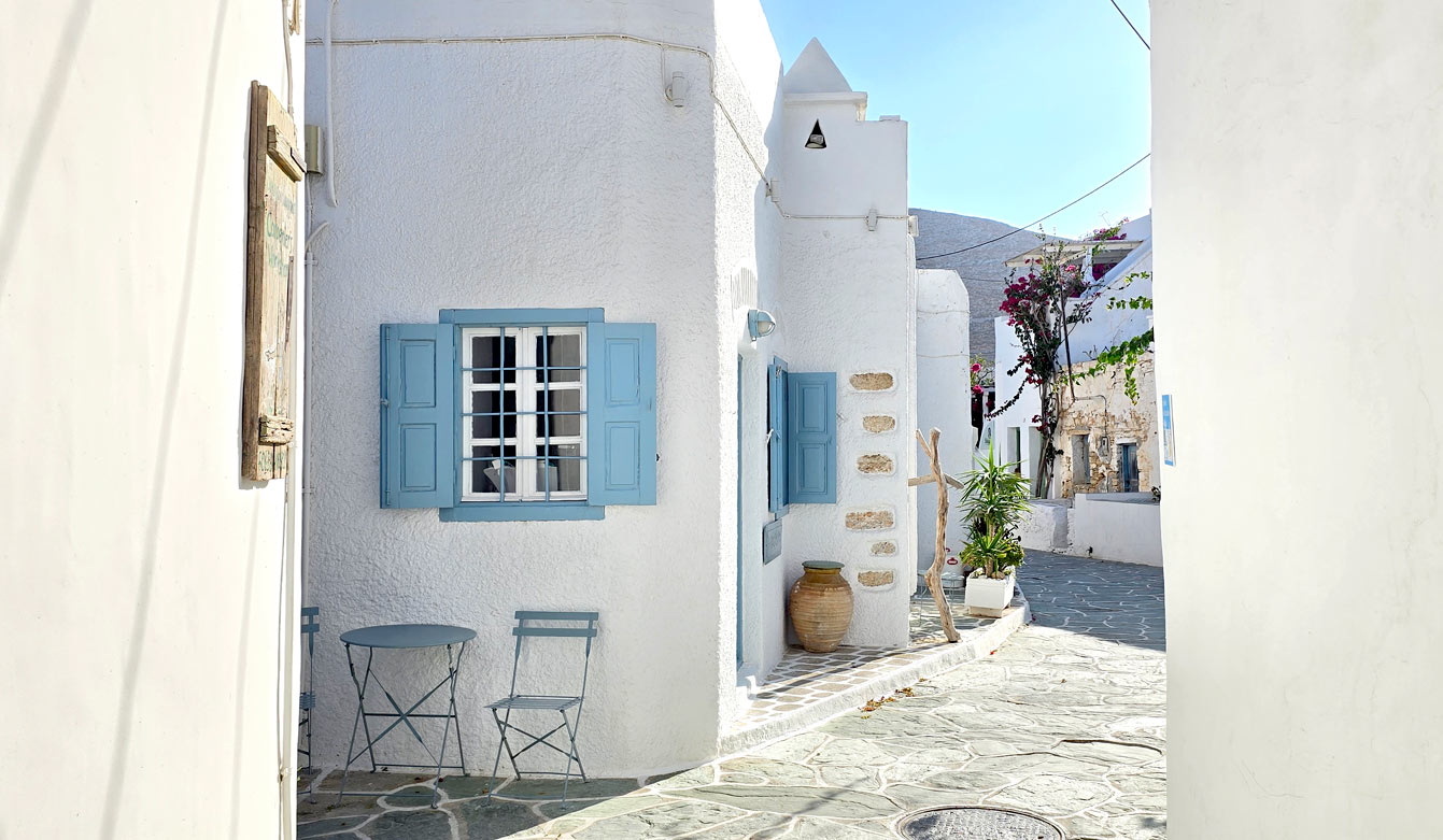 chora de Folegrandros : ruelles en pleine journée