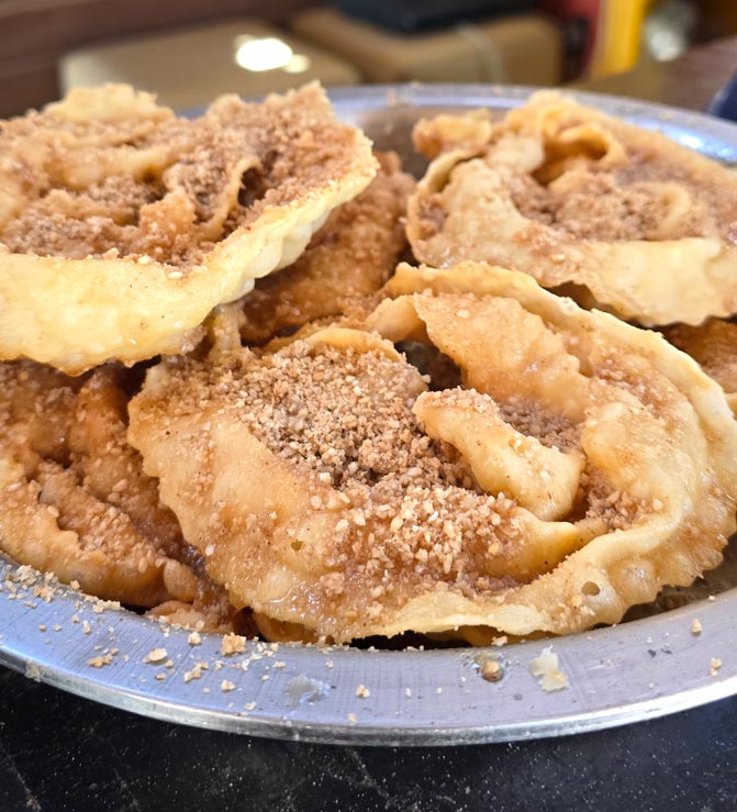 Xérotigana, beignets torsadés au miel et aux noix, à la cantine de plage de Kalotaritissa, Amorgos