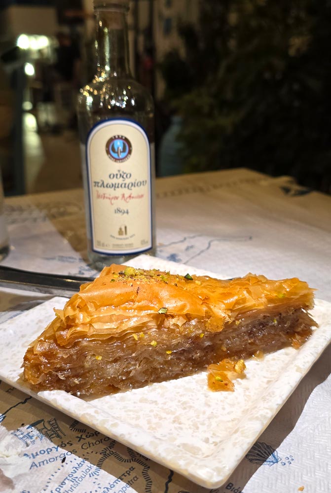 Baklava aux pistaches et au miel servi avec un ouzo de Plomari au restaurant Korali, Aegiali, Amorgos