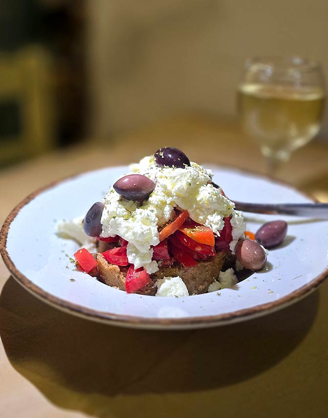 Dakos crétois : rusk d'orge garni de tomate, mizithra et olives à la taverne Parvas, Chora d'Amorgos