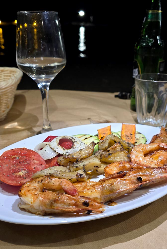 Crevettes grillées servies avec légumes et pommes de terre rôties au restaurant Remezzo, plage d'Aegiali, Amorgos