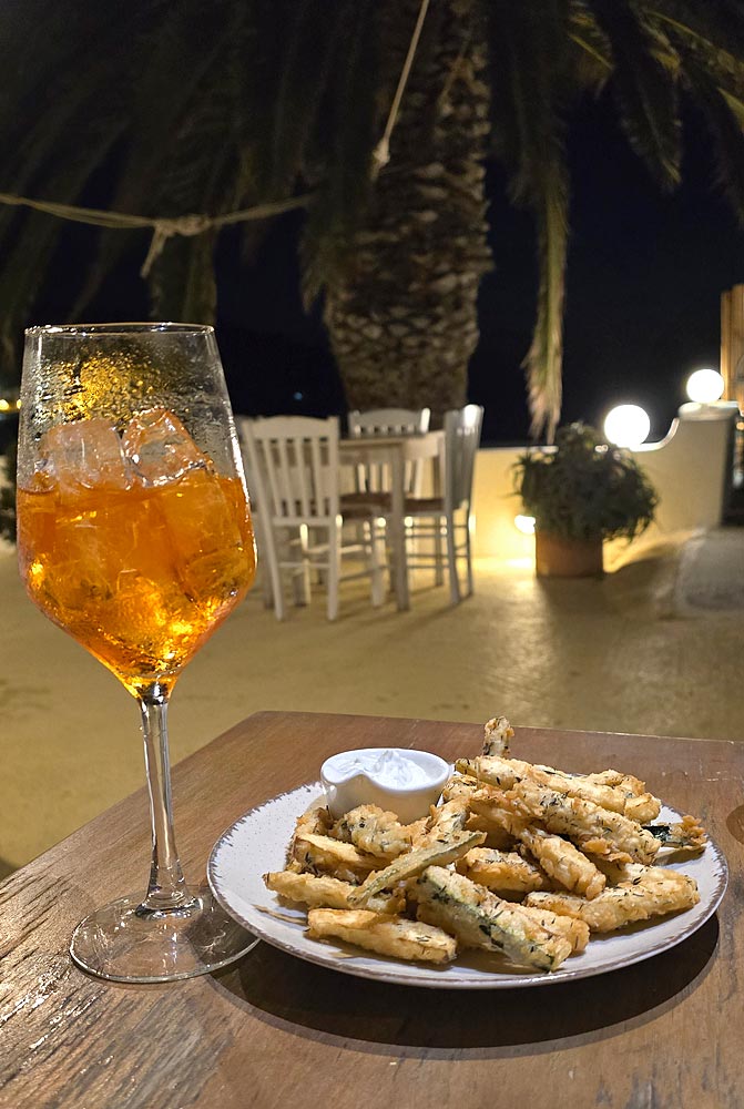 courgette frites croustillantes et sauce au yaourt accompagnées d'un spritz au restaurant Anemi, Katapola, Amorgos