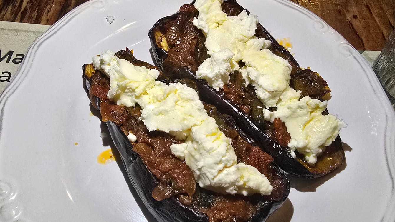 Aubergine fondante gratinée au fromage frais au restaurant Brizolaki, Chora d'Amorgos