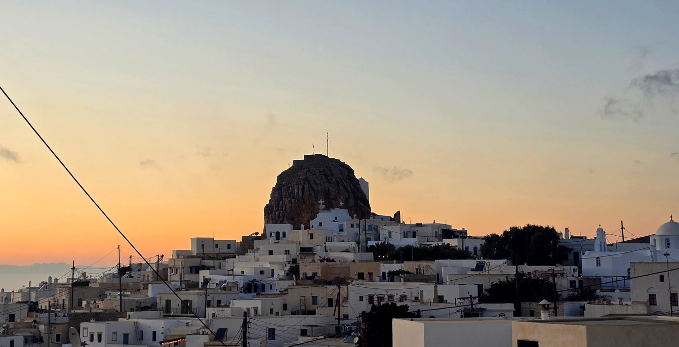 cpucher de soleil sur la chora d'Amorgos