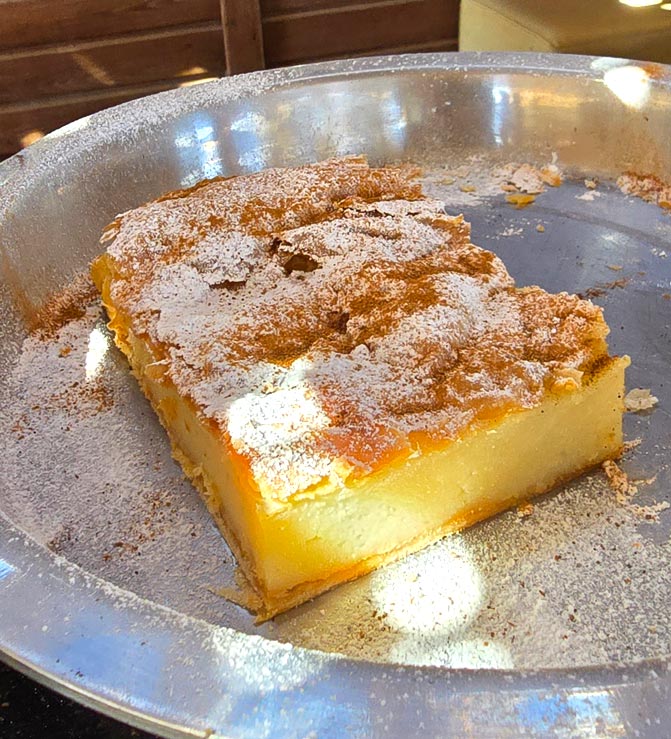Galaktoboureko à la cannelle et sucre glace à la cantine de plage de Kalotaritissa, Amorgos