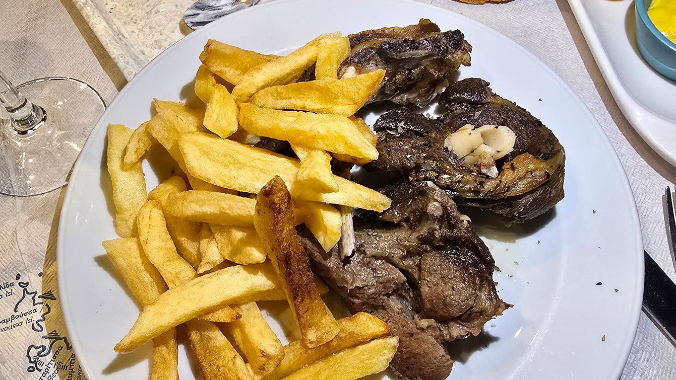 Viande grillée cuite au four servie avec des frites maison au restaurant Korali, Aegiali, Amorgos