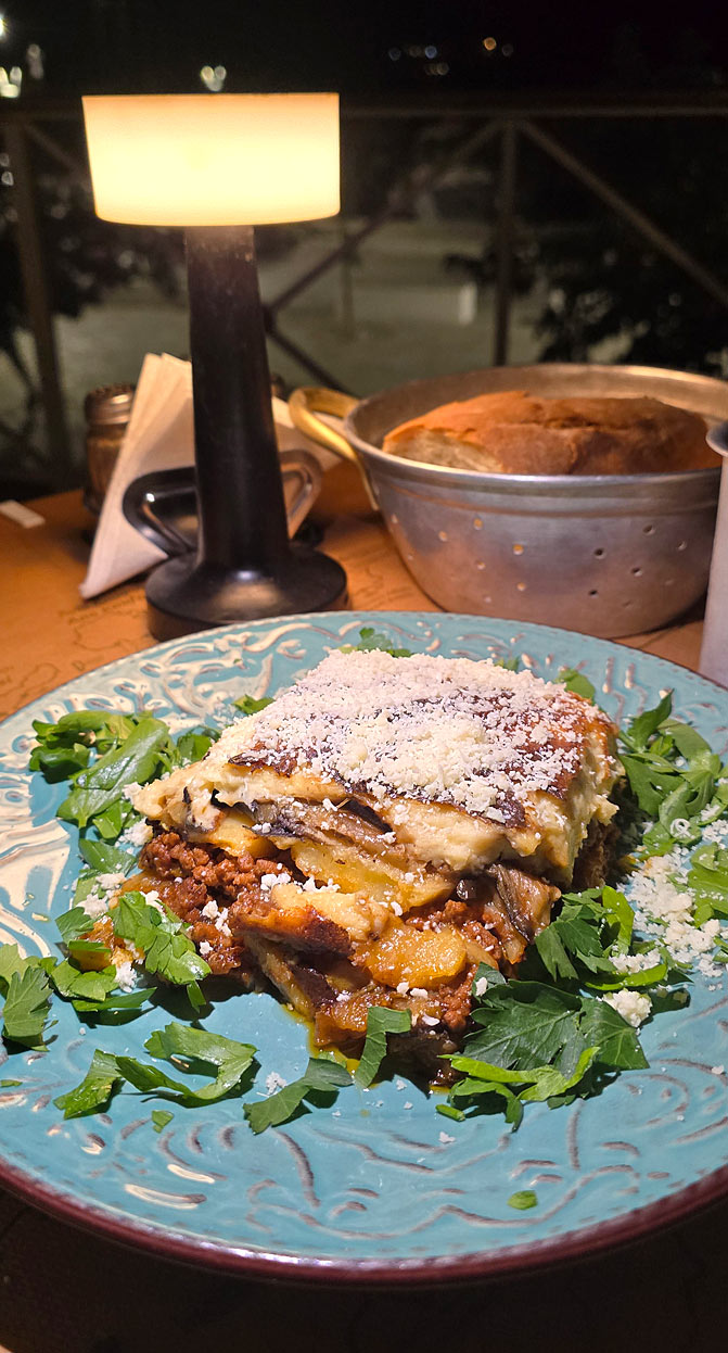 Moussaka généreuse aux couches d'aubergine et de viande gratinée au fromage râpé au restaurant Kostaras, Aegiali, Amorgos