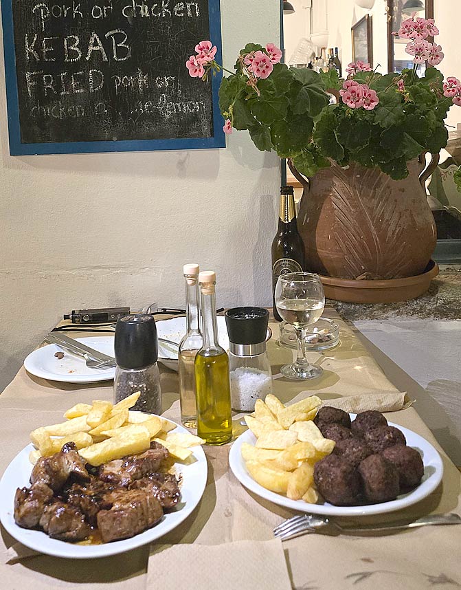 Assiettes généreuses de boulettes de viande et de porc, avec frites maison, à la taverne Parvas, Chora d'Amorgos