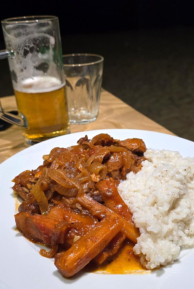Stifado, ragoût de poulet à la grecque aux oignons et sauce tomate servi avec du riz crémeux au restaurant Remezzo, Aegiali, Amorgos