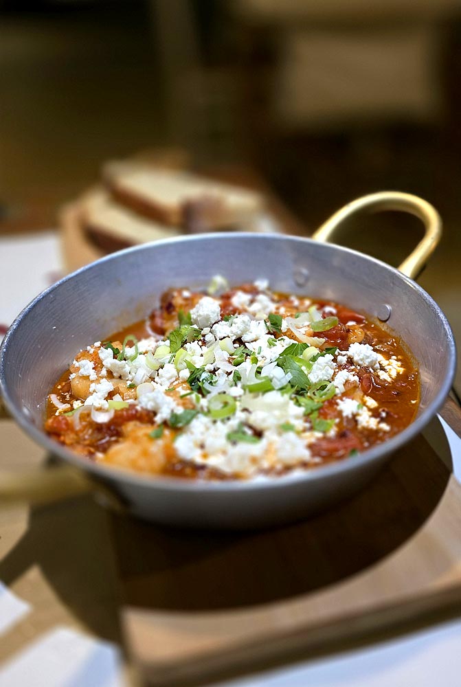 Crevettes Saganaki (à la sauce tomate et fromage feta) au restaurant Anemi, Katapola, Amorgos
