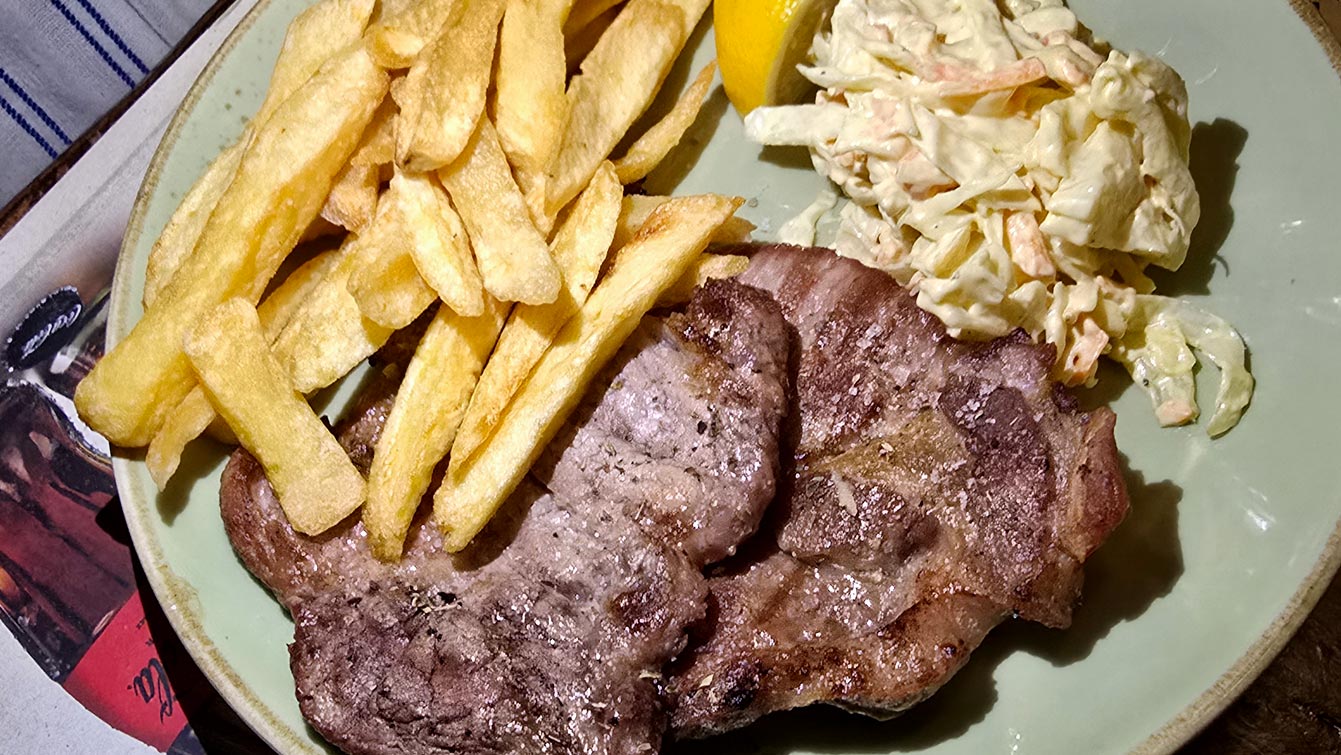 Brizoles grillées avec frites maison et salade de chou au restaurant Brizolaki, Chora d'Amorgos