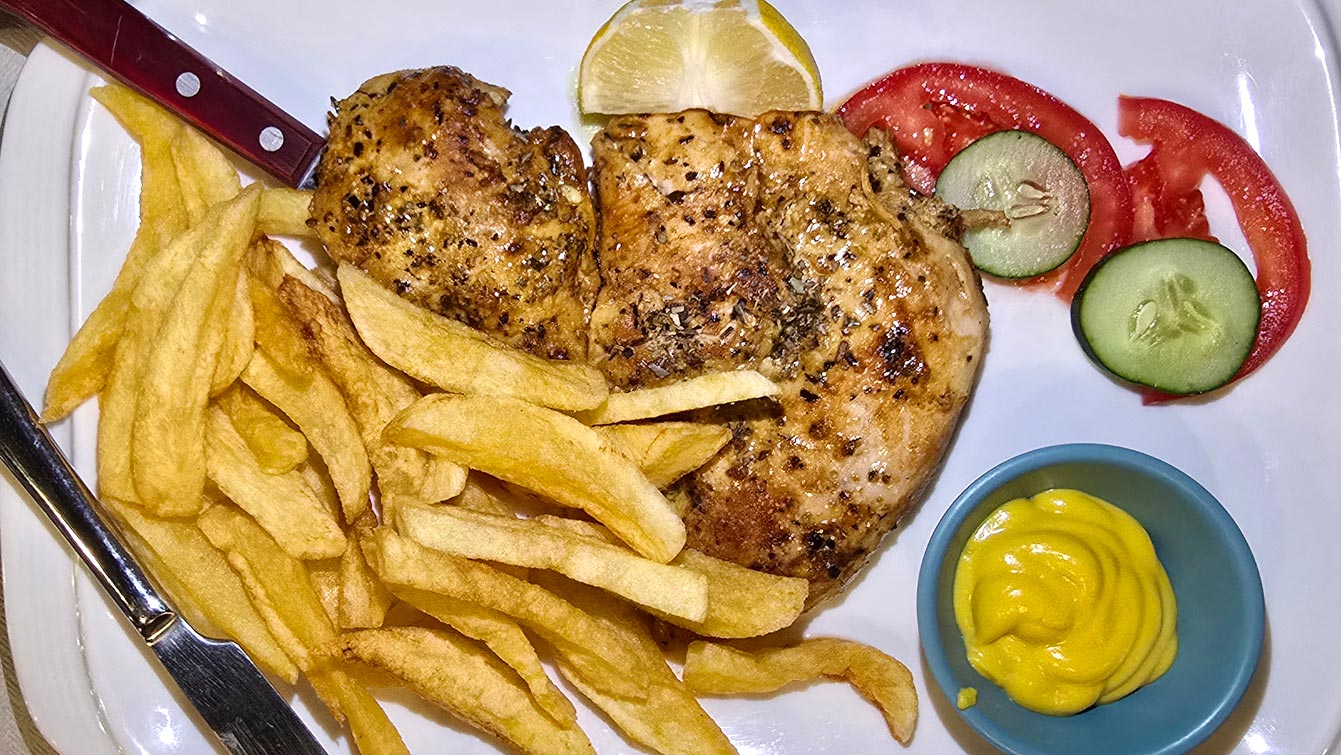 Poulet grillé au citron accompagné de frites et de crudités au restaurant Korali, Aegiali, Amorgos