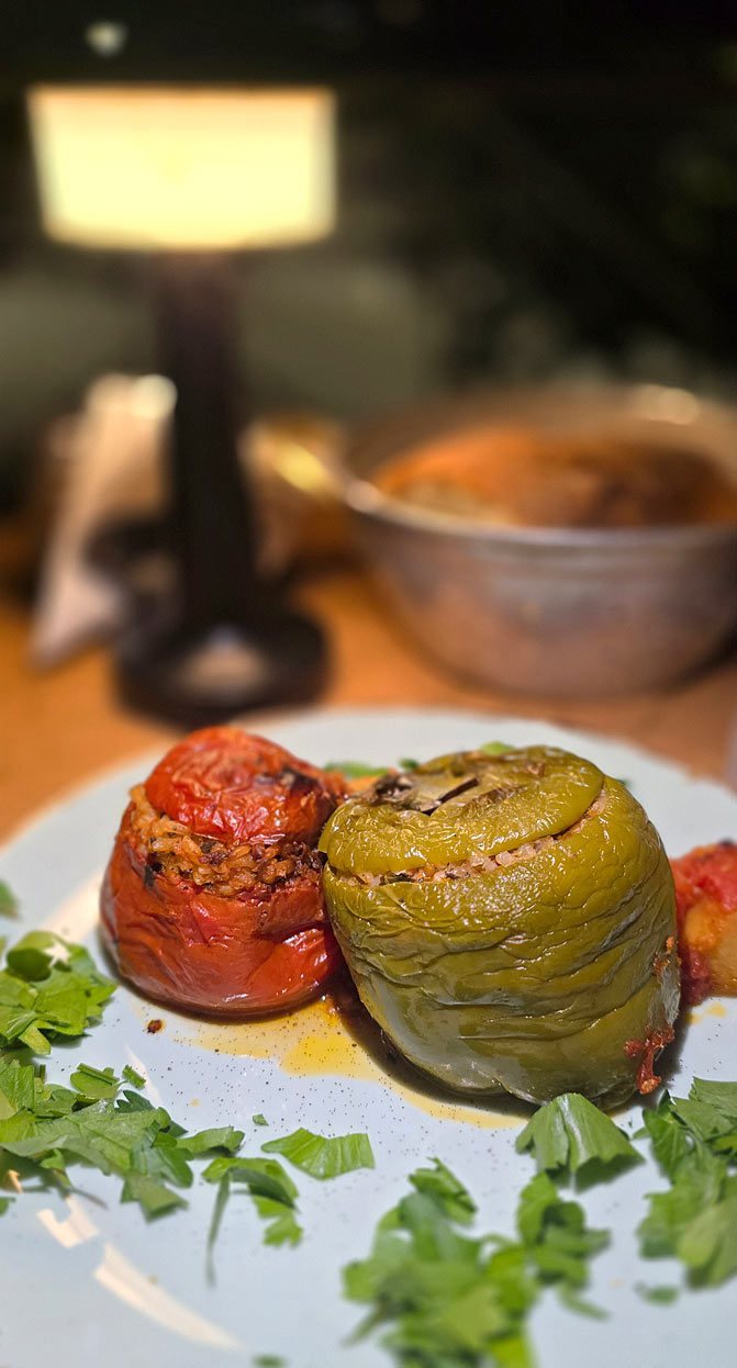 Gemista, tomate et poivron farcis au riz et aux herbes au restaurant Kostaras, Aegiali, Amorgos
