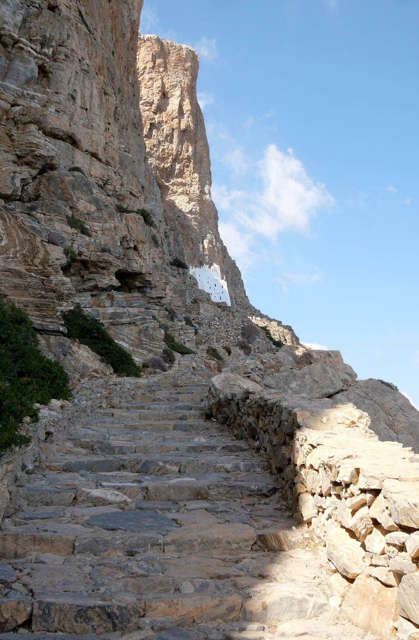 Le monastère de la Chozoviótissa, joyau accroché à la falaise d'Amorgos