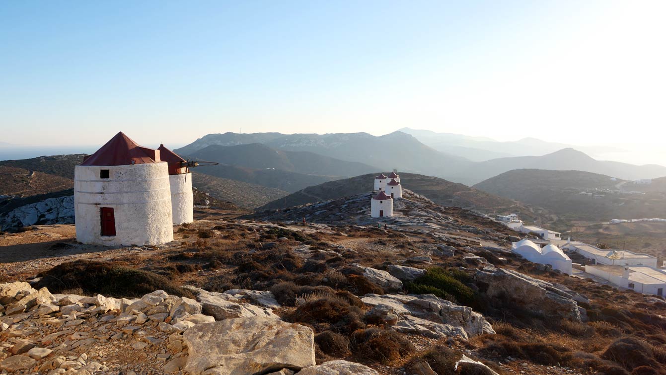 Coucher de soleil sur les moulins à vent d’Amorgos