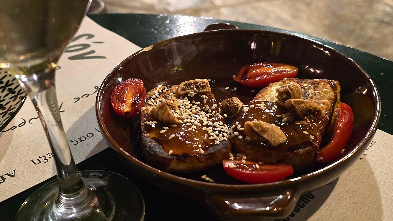 Fromage grillé aux figues, tomates cerises et graines de sésame au restaurant Kathodon, Chora d'Amorgos