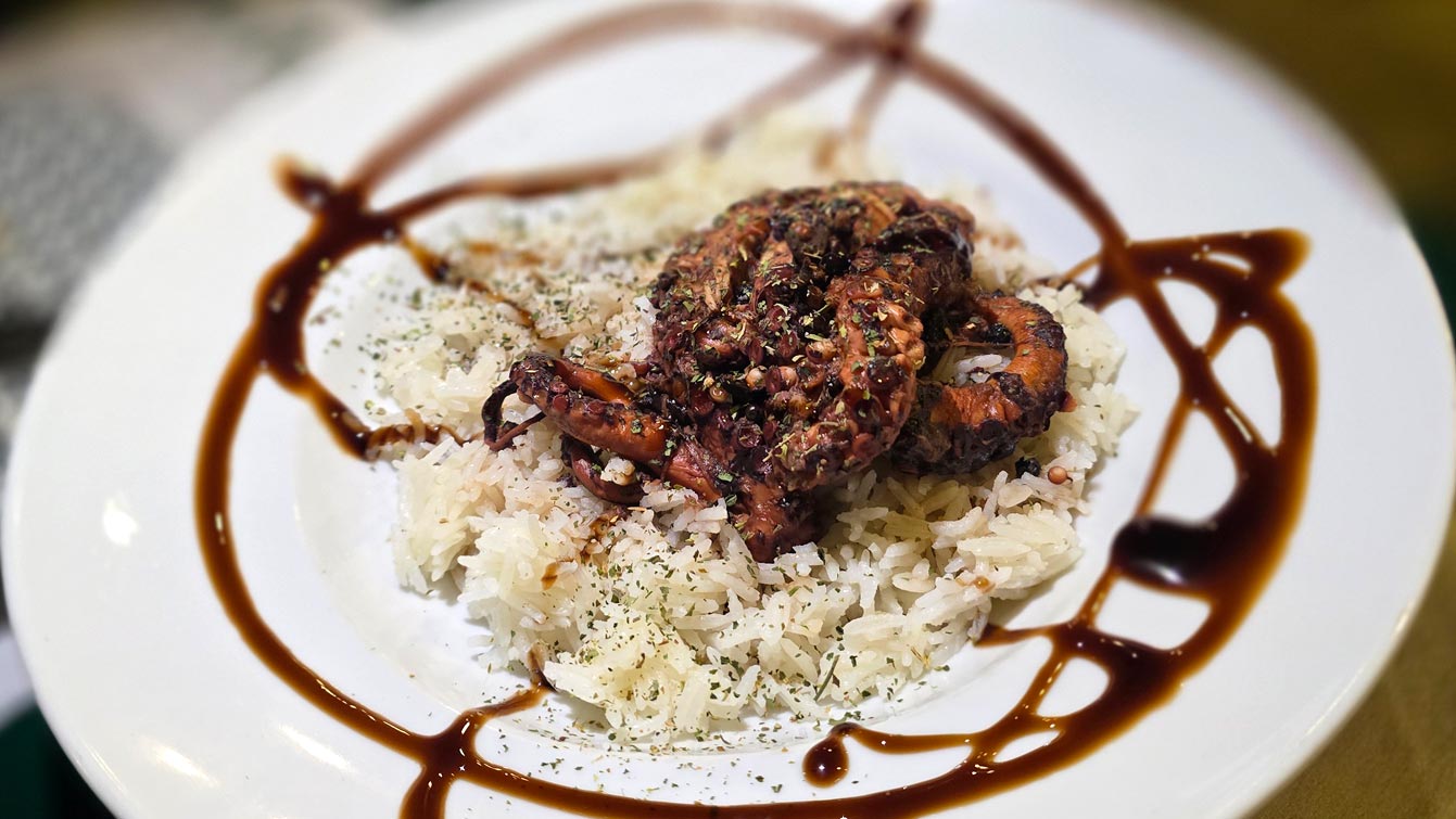 Poulpe grillé sur lit de riz nappé de vinaigre balsamique au restaurant Kathodon, Chora d'Amorgos