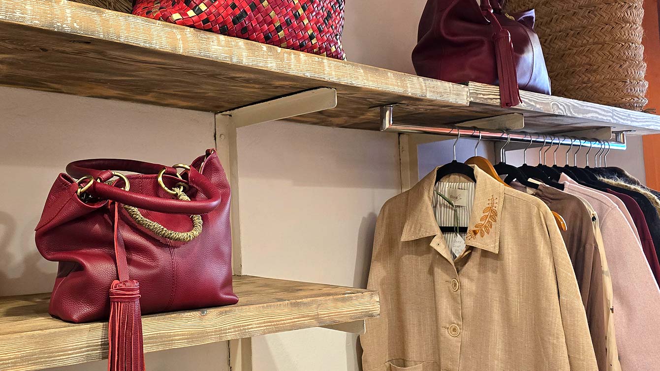 Sacs en cuir bordeaux à pompons et vestes en lin, prix fixes chez Bo Boutik Mogador, Essaouira