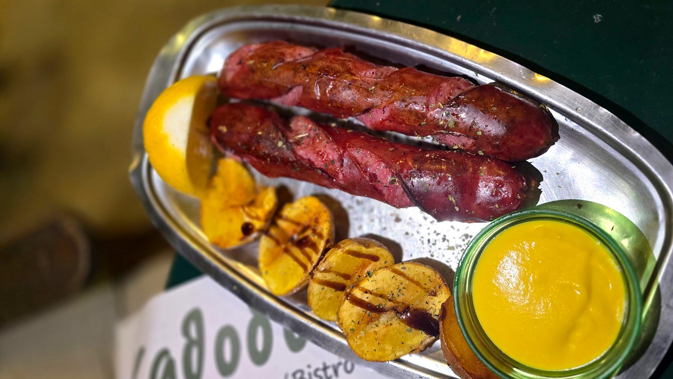 Saucisses grillées accompagnées de pommes de terre et d'une sauce moutardée au restaurant Kathodon, Chora d'Amorgos