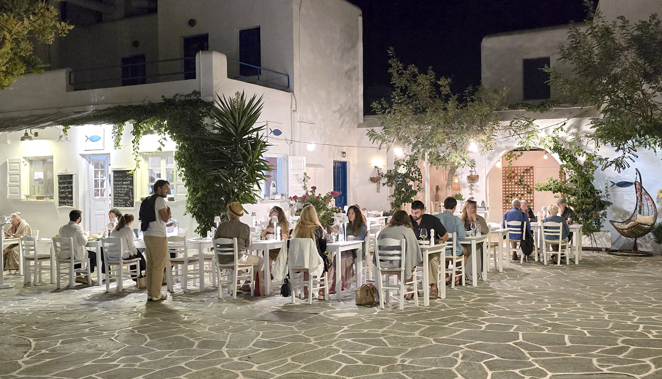 Danss les ruelles de la chora de Folegandros la nuit