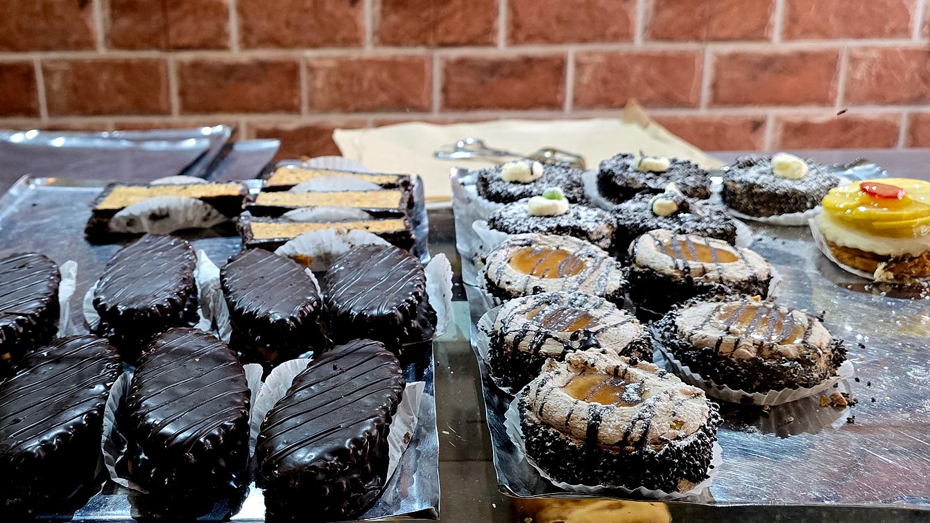 Palmiers feuilletés, sablés à la confiture et carrés à la noix de coco : patisseries Driss