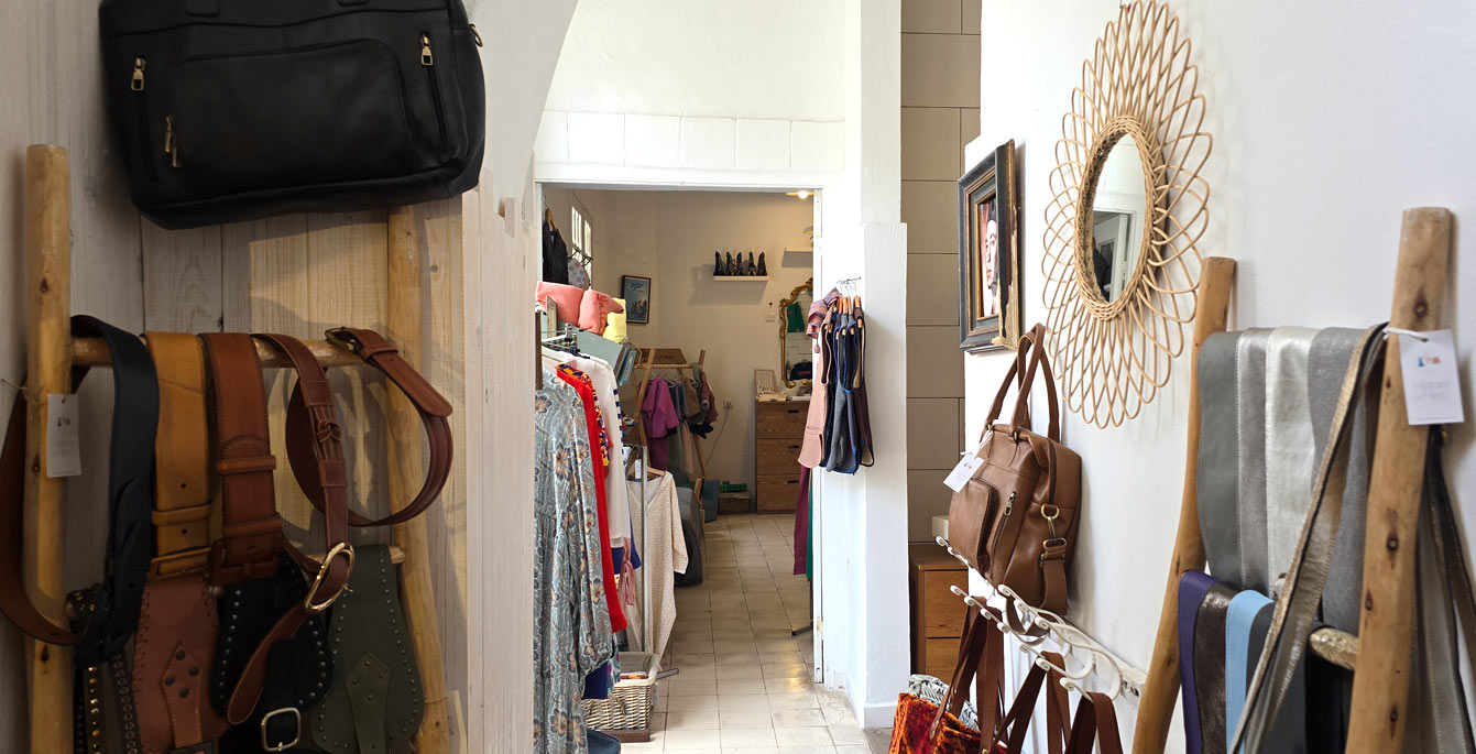Sacs et ceintures en cuir artisanal chez Histoire de Filles, concept-store d'Essaouira