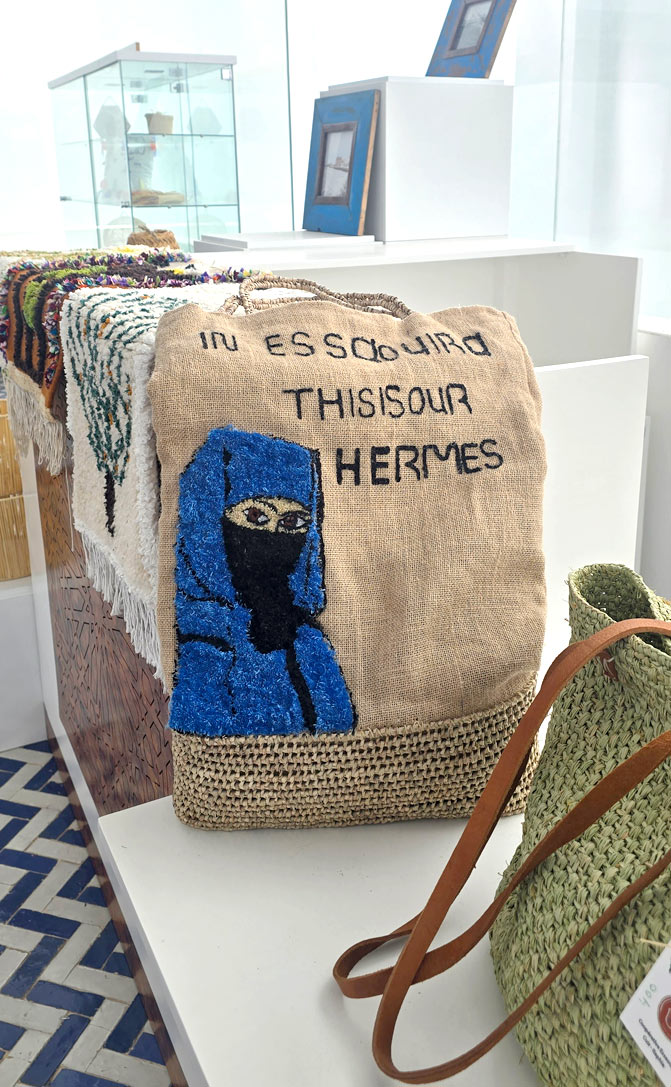 Sac en raphia brodé « In Essaouira this is our Hermès » au Complexe de l'Artisanat d'Essaouira