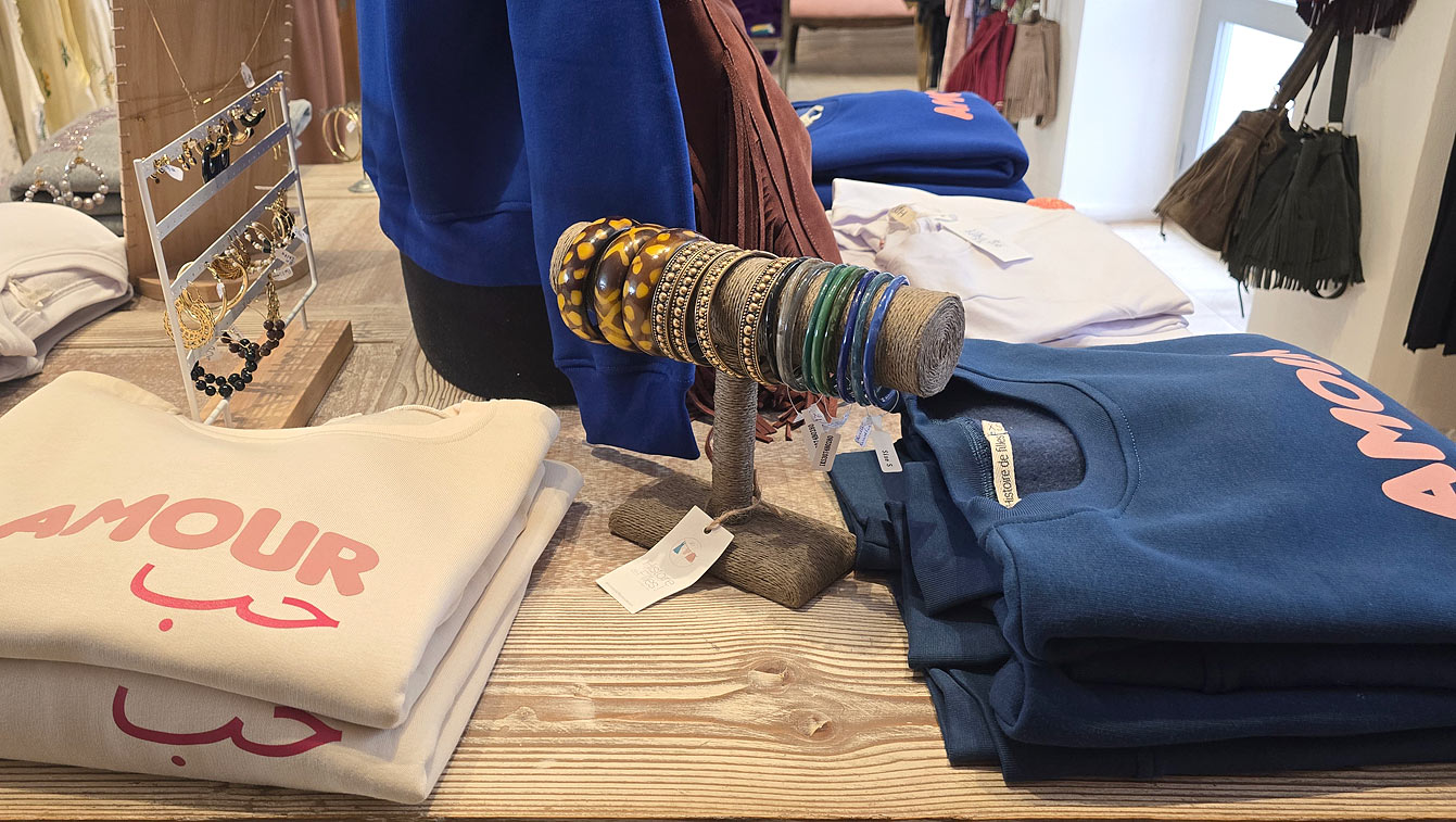 Sweats « AMOUR », colliers de perles et bracelets joncs colorés chez Histoire de Filles, Essaouira