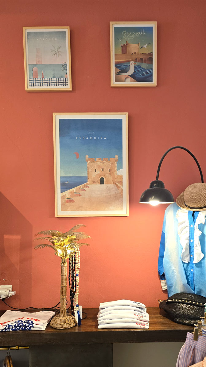 Intérieur bohème d'Histoire de Filles : affiches rétro Essaouira, lampe palmier en laiton et t-shirts