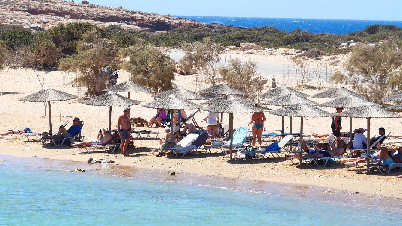 Plage de Kalotarítissa (Amorgos) : transats
