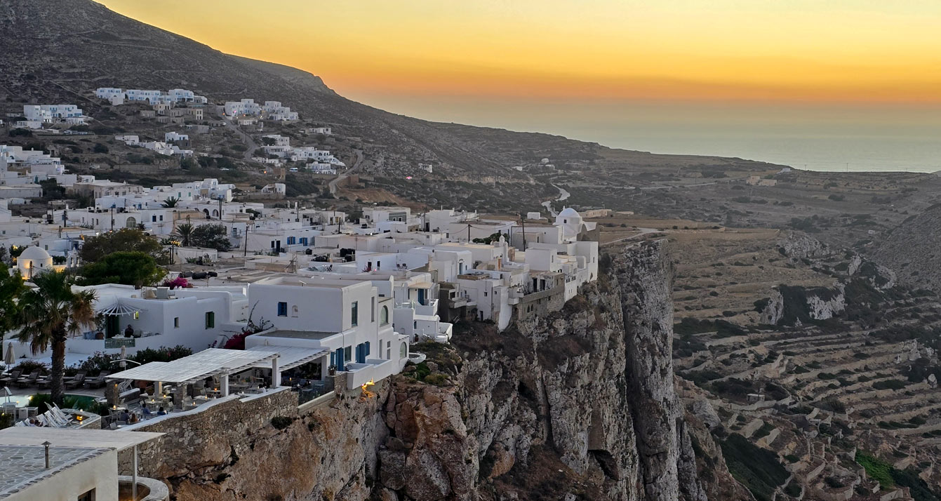 Chora de Folegandros au coucher du soleil, au bord de la falaise