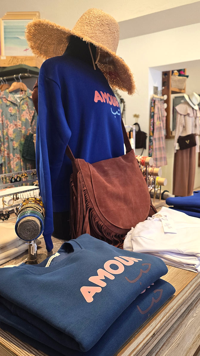 Sweats « AMOUR », colliers de perles et bracelets joncs colorés chez Histoire de Filles, Essaouira