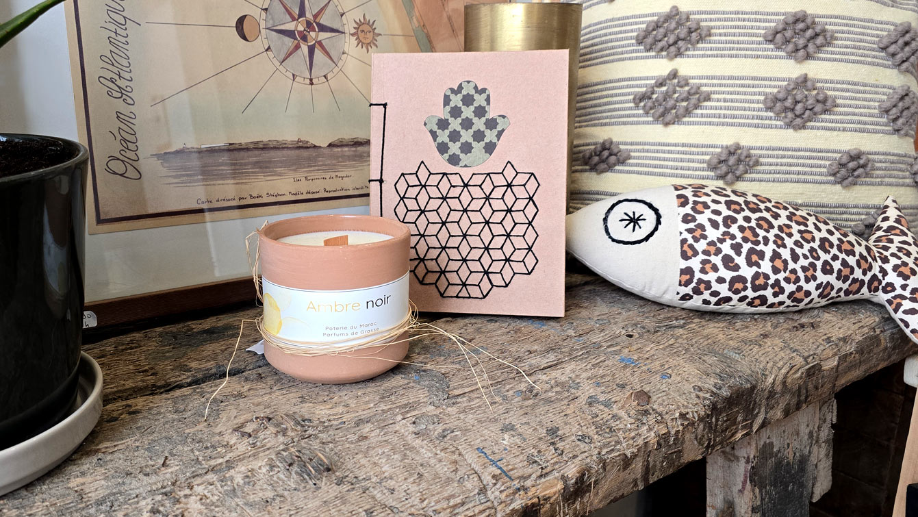 Bougie « Ambré noir » en poterie de Mogador et cartes déco chez l'Atelier Café Boutique, Essaouira