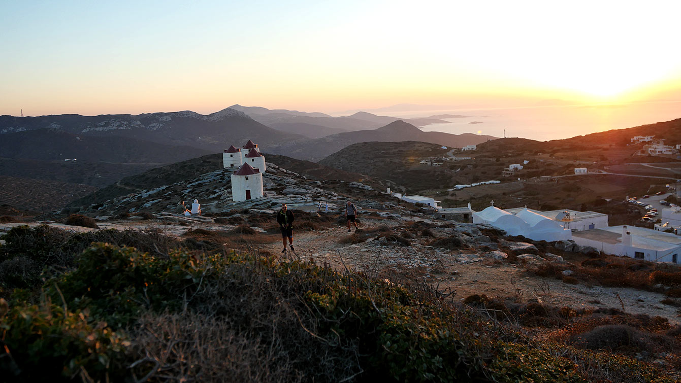 Coucher de soleil sur les moulins à vent d’Amorgos