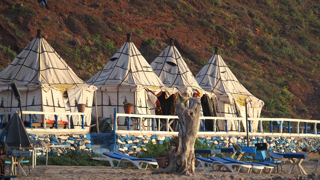 tentes berbères Plage de Legzira au Maroc