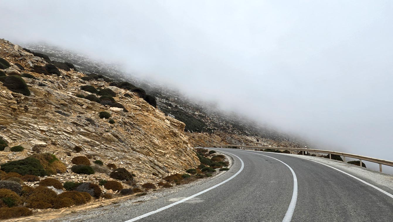 route d'Amrogos dans la brume