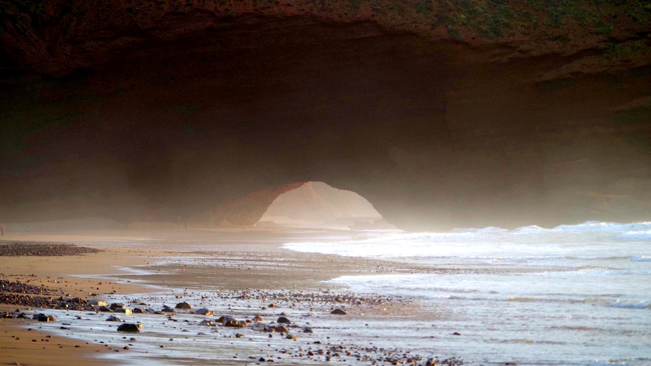 L'arche sur la plage de Legzira au Maroc